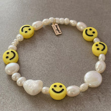 Load image into Gallery viewer, Pearl Smiley Bracelet