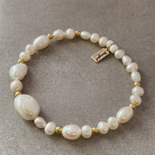 Load image into Gallery viewer, Pearl and Gold Bracelet